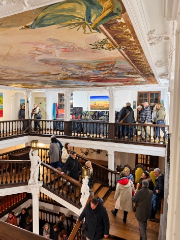Besucher im historischen Schloss